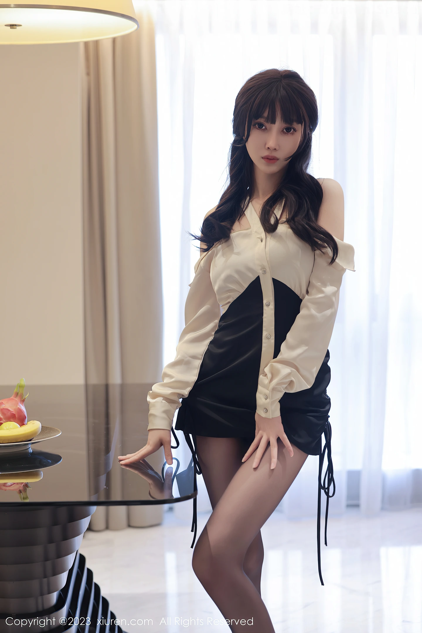 图片[2]-[XiuRen秀人网]2023.06.16 VOL.6929 玥儿玥er 吊脖连身裙加黑丝美腿性感私房写真集-秀人网官方网站